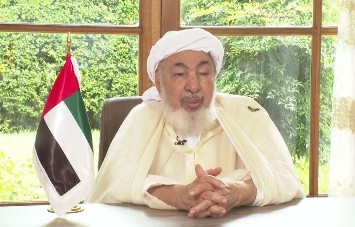 العلامة عبد الله بن بيّه جالساً في مكتبه أثناء إلقاء كلمة علمية