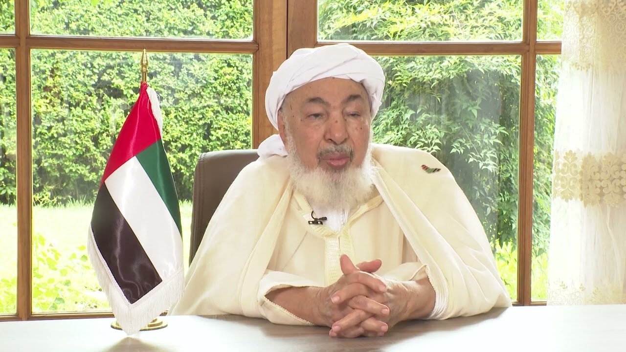 لعلامة عبد الله بن بيّه جالساً في مكتبه أثناء إلقاء كلمة علمية