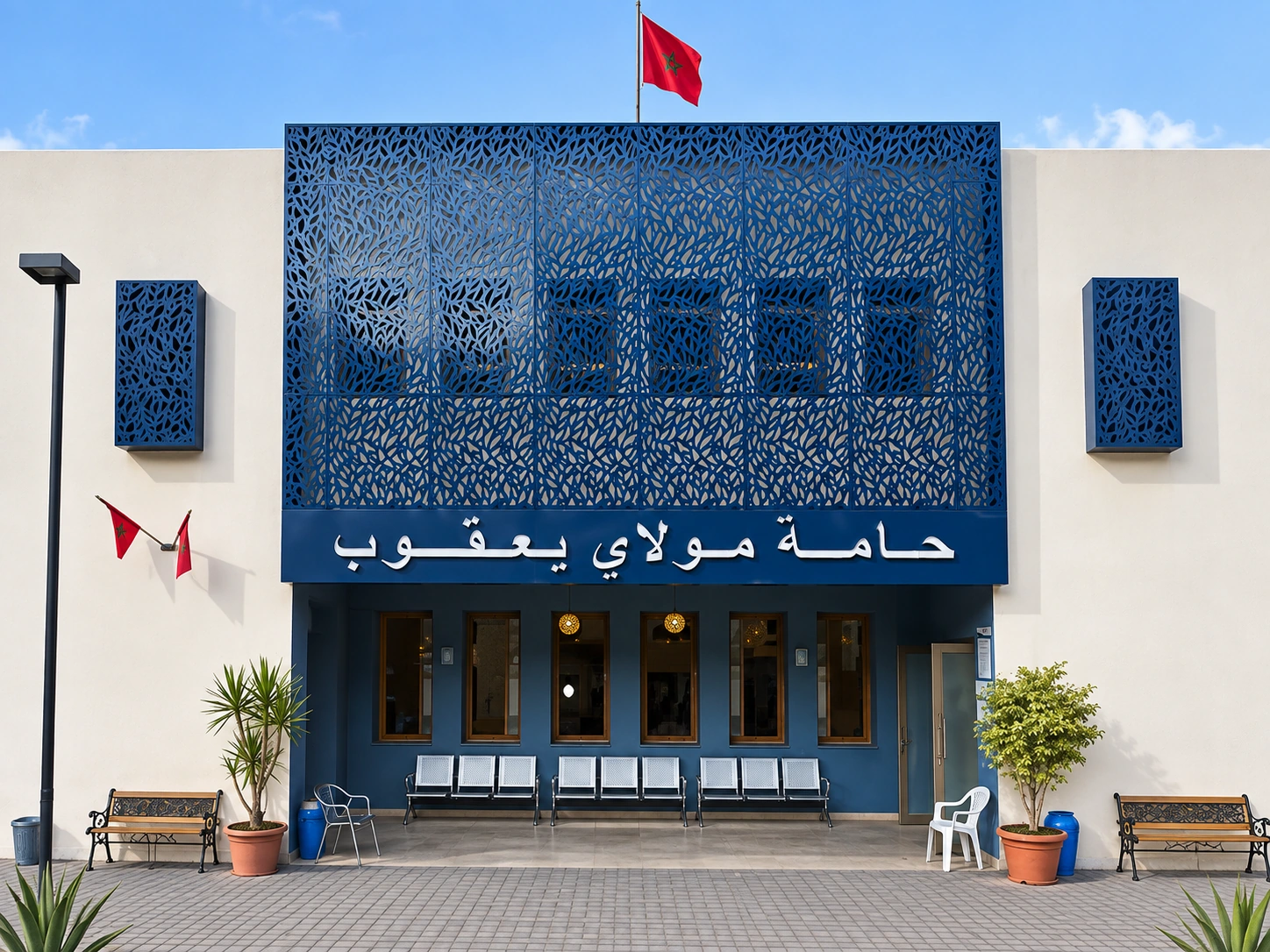 الواجهة الرئيسية لحامة مولاي يعقوب بتصميمها الأزرق والأبيض